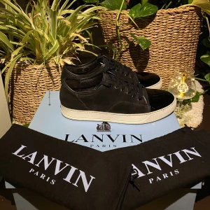 Lanvin Patent Cap Toe Sneaker Darkbrown - Hej! Säljer ett par populära Lanvin Patent Cap Toe Sneaker i mörkbrun/svart färg. Size UK 9=43/44. Bra skick, finns små tecken på användning, bild i DM. Snygg färg, perfekt inför hösten. Nypris 4600kr. Dustbag medkommer. Pris kan diskuteras. Hör av dig!