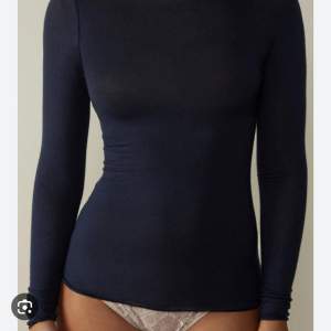 Säljer nu min marinblåa intimissimi tröja. Kom privat för fler bilder eller frågor💕säljer då den ej kommer till användning. Väldigt bra skick!!❤️