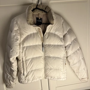 North face jacka - Här är närmare bilder på jackan, små fläckar finns på framsidan men inget som syns från håll. Eftersom det var många som var intresserade blir det budgivning som slutar imorgon! Nypris var ca 3000kr