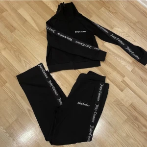 Tracksuite juciy couture - Dress från juciy couture. Koftan är i storlek S och byxorna i L. Jag har storlek M vanligtvis och de passar mig om man vill ha det lite oversized.