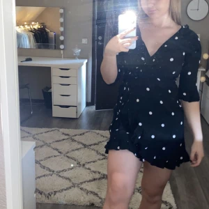 Söt prickig klänning  - Söt klänning som tyvärr inte kommer till användning , storlek S