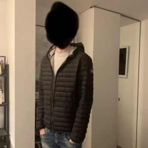 Colmar jacka - Hej, säljer nu en sjukt snygg Colmarjacka. Den är i storlek medium och i nytt skick. Pris kan diskuteras vid snabb affär! Nypris, 3800kr