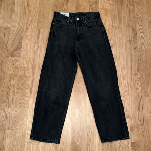 H&M jeans - Säljer nu dessa snygga H&M jeans i loose fit. Storleken är 29/32. Nypris på dessa är 349. Mycket bra skick! 