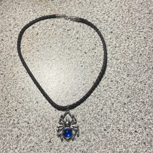 Spindel-halsband🕷️🕸️🩷 - Köpte den här halsbaneet i småland det var ganska dyr för att va ett icke märkes-halsband!?🤭
