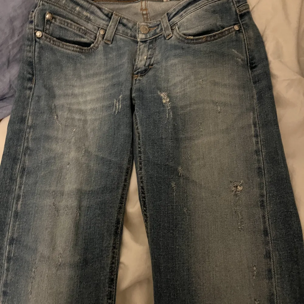 Jätte fina jeans från only!  De är lågmidjade o bootcut, midjemåttet är 33,5cm tvärs över och innerbennslängden är 78cm (första bilden är lånad) . Jeans & Byxor.