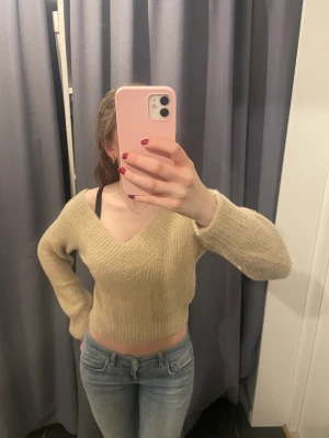 Stickad (off shoulder) tröja - Jättemjuk stickad tröja, som både går att ha ”vanligt” men även som off shoulder. Använd fåtal gånger och har inga defekter☺️