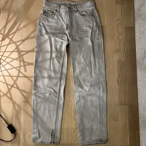 Säljer dessa supersnygga jeans då de är för korta på mig🩷Pris kan diskuteras☺️