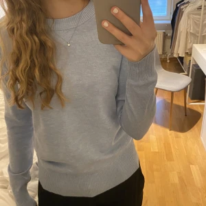 Blå stickad tröja - Säljer en helt oanvänd blå stickad tröja från Saint Tropez i storlek xs/s! Nypris 349kr😊