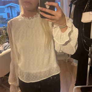 vit blus - En vit blus från Nelly i strl 38 och  passar S/M! 