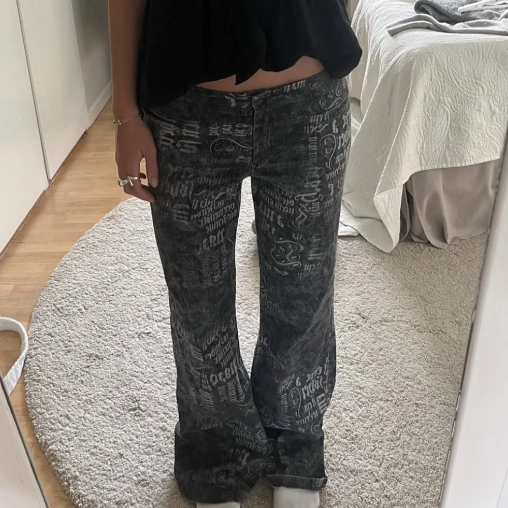 Sjukt coola mönstrade byxor som är lågmidjade och utsvängda! Jag är 166, brukar bära 34/36, men det står inte storlek i dessa. Mått: midja- 83cm, innerbenet- 79cm, ytterbenet- 99cm❤️. Jeans & Byxor.