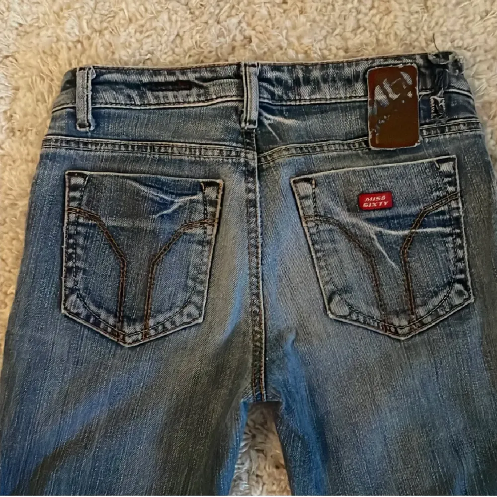 Säljer dessa lågmidjade jeans från Miss Sixy som är köpta här på plick då jag ej tyckte att de passade mig. Har själv aldrig använt dom! Midja: 33cm rakt över  Längd: 103cm. Jeans & Byxor.
