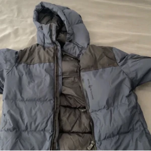 Sail racing jacka - Sail racing jacka, köpt förra vintern. Bra skick. Nypris: 3000kr. Mitt erbjudande: 799kr