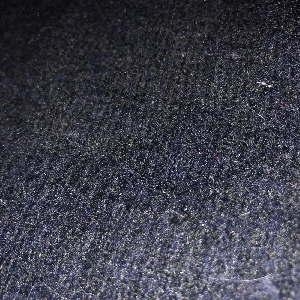 Mörkblå stickad tröja i ull 💗färgen syns mer på de två sista bilderna! Endast använd 2-3 gånger. Tröjor & Koftor.