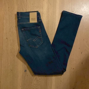Replay  - Vi säljer ett par Replay hyperflex i mycket fint skick. Nypris 1799kr vårat pris 499kr. Skick 9/10. Skriv vid frågor och funderingar 😃