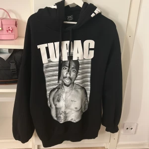 Tupac/2pac hoodie - Oversized hoodie från bershka med tupac på. Står ”I AIN’T MAD AT CHA” på luvan. Superfint skick!
