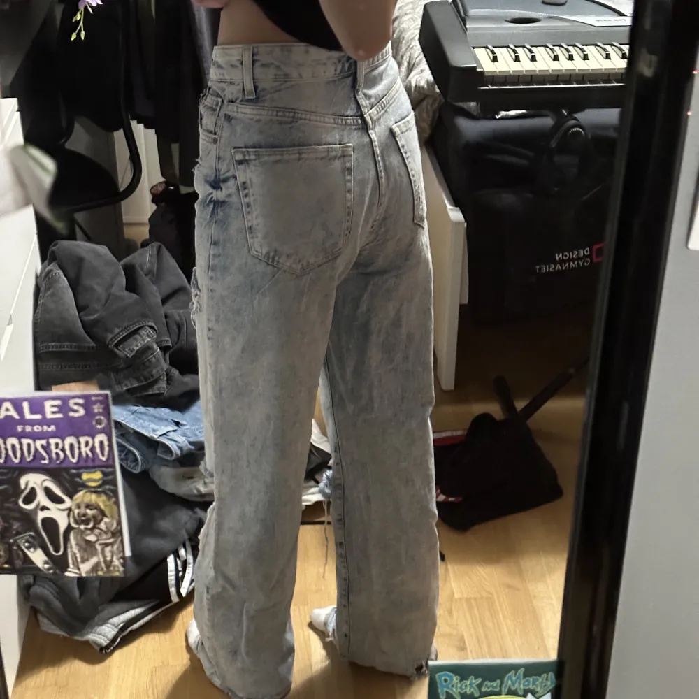 distressed jeans från bershka. storlek 34 som är xs. kan passa s också. använd några få gånger, jeansen är lite smutsiga på slutet av benen eftersom de är för långa på mig. . Jeans & Byxor.