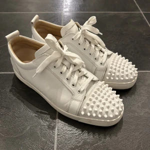 Christian Louboutin  - Skit snygga loubs! Skick 9/10  Strl 42,5  Skorna är i väldigt bra skick och passar med allt!!