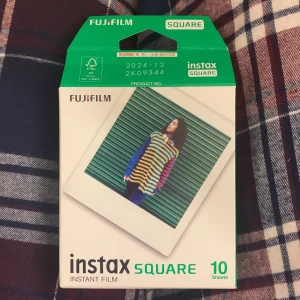 Utskriftsbilder i storlek square  - Säljer då jag råkade köpa fel storlek. Används till sån kamera som skriver ut bilden direkt efter man tagit den😍Den innehåller tio bilder. Köptes för 129 kr men jag säljer för 70 kr.