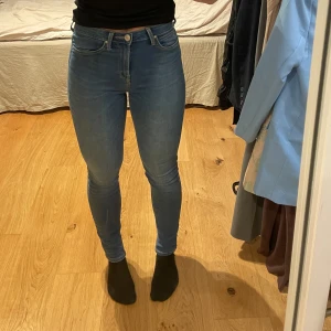 Lee jeans - Mörkblåa Lee jeans i storlek W26 L31 