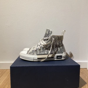Dior B23 high  - Säljer nu dessa Dior b23 high i storlek 42. Allt og + kvitto och orderbekräftelse. Skorna är i skick 7/10 general wear, en minimal spricka och blå fläcken på hälen.4999kr  Tveka inte på att höra av dig vid eventuella frågor eller funderingar!
