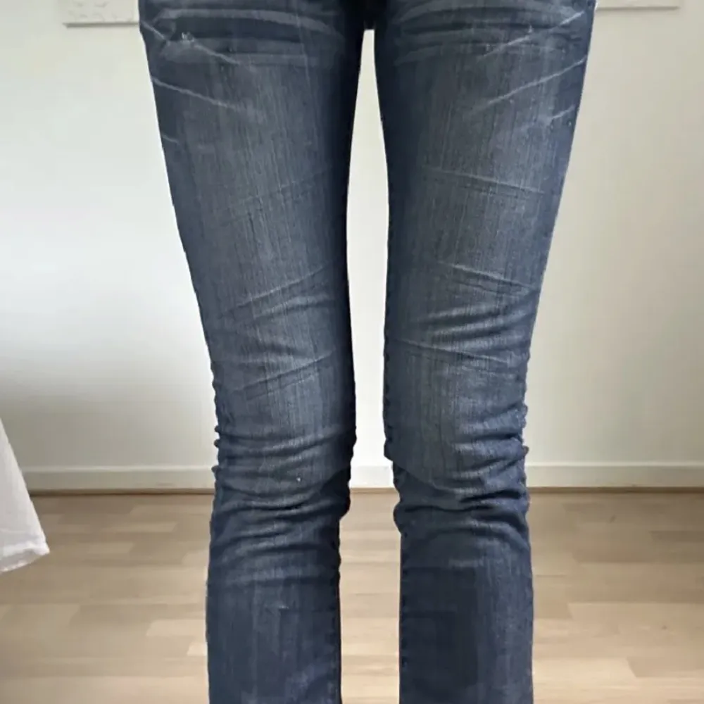 Jätte fina jeans med design på bakfickorna. Köpta på Plick men säljer då dom tyvärr var för små. Skulle säga att dom är typ bootcut men inte jätte❤️❤️ skriv vid intresse🥰. Jeans & Byxor.