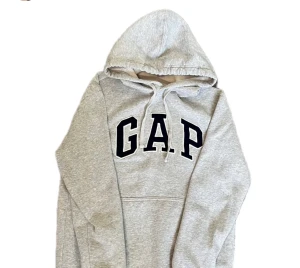 GAP-hoodie - Fint skick! 💕 Använder en längre så säljer hellre till nån som hade uppskattat den 🩷Jättemysig och inte tajt för mig som vanligtsvis är S, den är liiiite oversized men inte stor stor liksom. Något man kan mysa ner sig i helt enkelt 😊