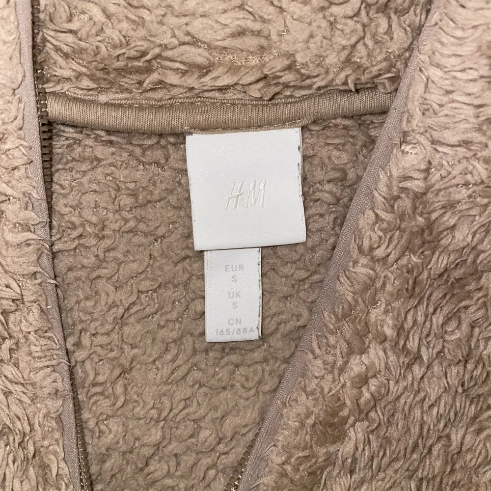 Beigebrun tröja med dragkedja, från Hm🤎 väldigt skönt mattetal som passar perfekt nu till vintern. Säljer den för att jag inte använder den längre. Hoodies.