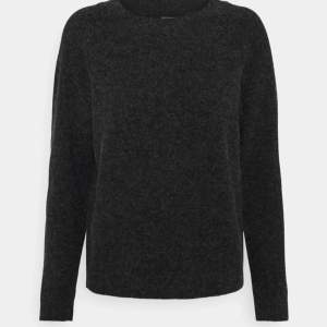 Säljer denna mörkgråa stickade tröjan från vero moda🤩 fint skick