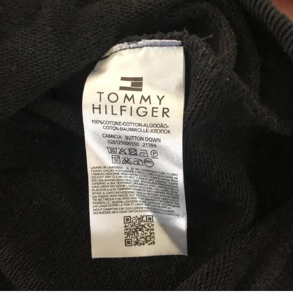 Oanvänd Tommy hilfiger tröja med kristaller på. Säljer då den inte kommer till användning. Nypris är 1100 kr och jag säljer för 360kr💗. Tröjor & Koftor.
