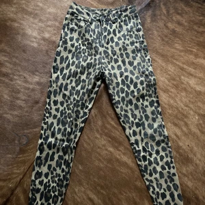 Leopardjeans - ⚡️svindnygga leopardjeans! Hög midja. Hittar ingen storleksmärkning men skulle uppskatta till 34. Lite stretch. Total längd-90cm Innerben-64cm Gren-29cm Midja rakt över-32cm Stuss-42cm Benslut-13cm  Är det väldigt stort intresse aktiverar jag budgivning.