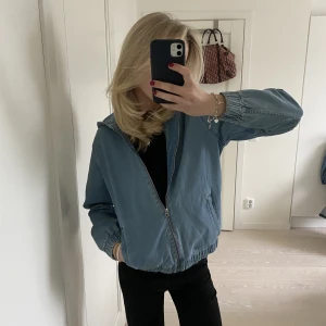 Jeansjacka  - Superfin jeansjacka med luva från zaras barnavdelning i storlek 164 men sotter som en xs/s, aldrig använd❤️