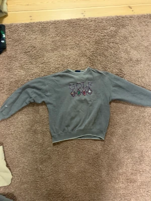 Grå Tjocktröja - Vintage tjocktröja i mörkgrå färg! cond: 7/10 size M (fits L) 150kr