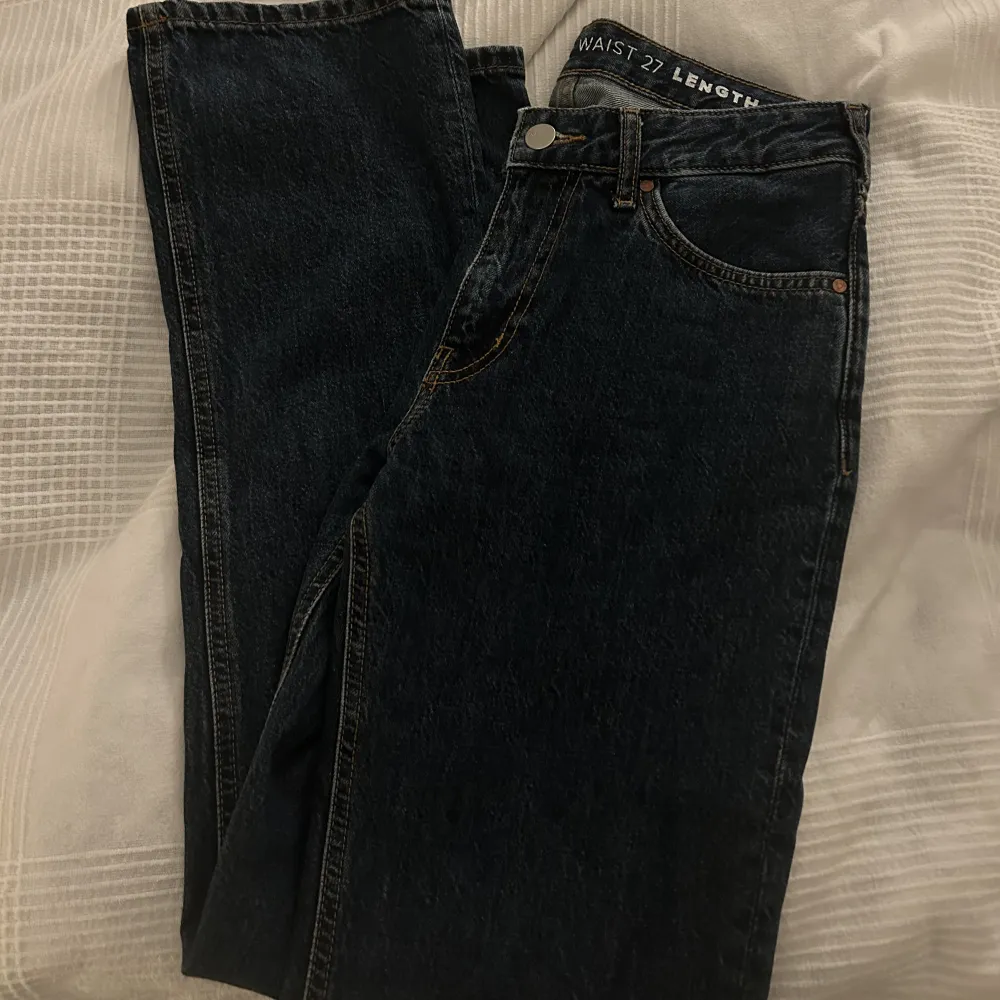 Raka lågmidjade jeans ifrån bikbok i storlek 27/32. Jag är 168 för referens. Och har vanligt vis 34/36! . Köpa för 500 säljer för 250+frakt! Anvånda fåtal gånger, köpt för ganska exakt 1 år sedan. . Jeans & Byxor.