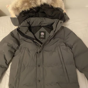 Canada goose wyndham - Grå canada goose jacka. Skick 10/10 fick den i present och säljer eftersom jag inte gillar stilen längre.