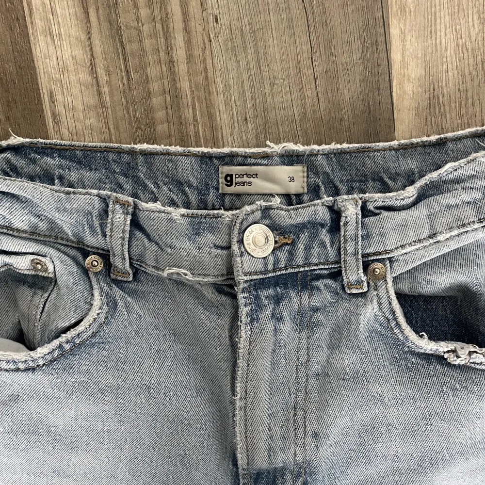 Jeans från GinaTricot i storlek 38. Dem är väl använda men skicket är ändå bra.  . Jeans & Byxor.