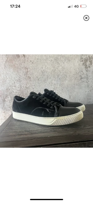 Lanvin cap toe - Säljes dessa lanvins då ja ej använder dem. Strl 44, skick 7//10 kolla bild 3! Endast skor där av priset! Skorna är i ett velvet material så skiftar färg i olika ljus.