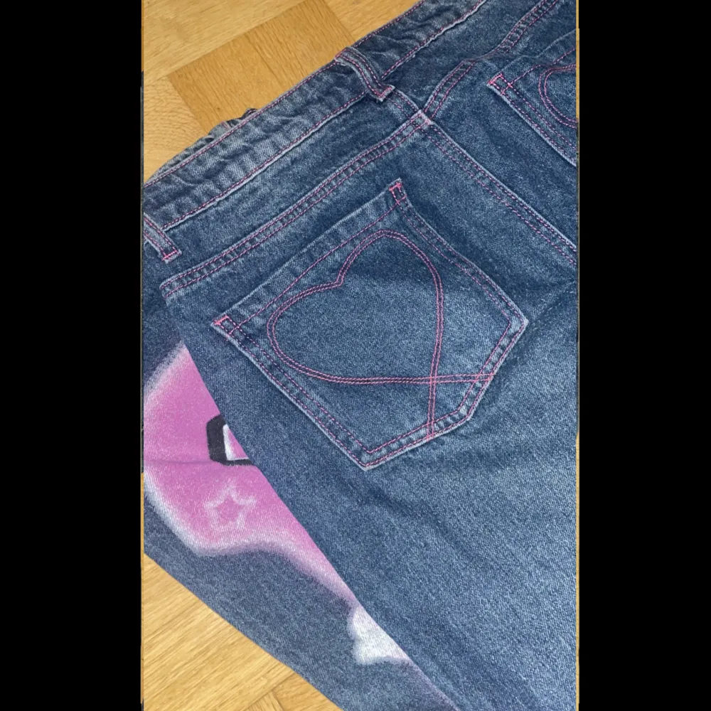 Ett par jeans från jaded London med graffiti tryck Low rise/ lågmidjade ^ Aldrig använt, i super bra skick  Jätte snygga från märket jaded London! Återpublicerat <3 Storlek L - US 30 Säljer för att storleken är för stor DM för mått💕 Orginal pris: 1.333 kr. Jeans & Byxor.
