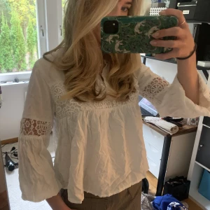 Blus med trekvartsärmar  - Fin blus med broderidetaljer