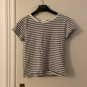 Randig t-shirt  - En fin t-shirt i mjukt bomulls material. Har använt ett fåtal gånger och har en liten fläck ner i hörnet som knappt syns. 
