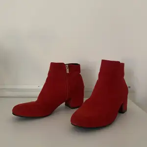 Röda boots från din sko. Guldig dragkedja. Skada på hälen, kan skicka bild vid intresse!