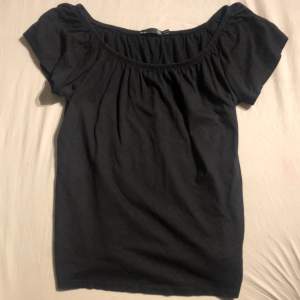 En svart basic blus ifrån lager 157 i en one size storlek. Säljs pga garderobsrensning 🫶 Helt felfri och verkar inte ha några defekter; som ny!  tryck gärna på köp nu 💕