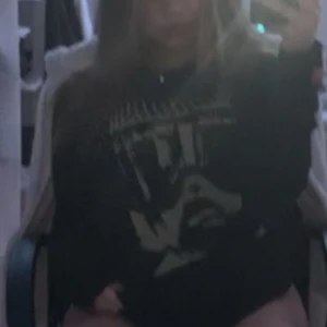 Tröja med tryck - Lite damm här och var går såklart bort i tvätten, har legat i en låda så därför 💕