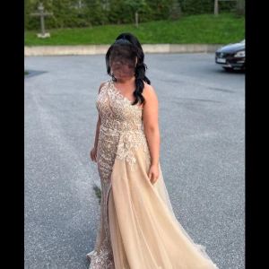 Festklänning - Säljer min fina klänning som är använd endast några timmar! Köpt på Sasha festklänningar för 7800kr! Kemtvättad efter användning. Har en med ett släp på sidan! Pris kan diskuteras vid snabbaffär! 