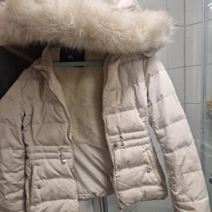 Hollies jacka  - Super snygg vinter jacka från hollies. Otrolig päls och väldigt unik