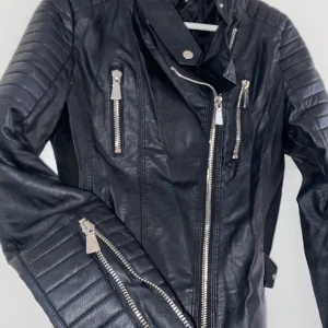 Skinnjacka från Chiquell - Skinnjacka svart strl S/M, i fint skick! 