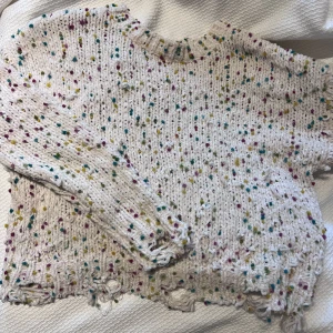 Stickad topp - Supermjuk stickad tröja från asos. Små färgdetaljer och en sliten look. Använd ett fåtal gånger!