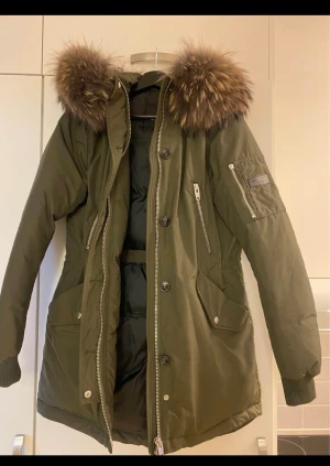 Rockandblue dunjacka NY! - Superfin helt oanvänd dunjacka från Rockandblue. Storlek 34 men passar dig med 36-38 i storlek också. Snygg varm jacka! NY! Har kvar prislapparna och kvitto.  Aldrig använd, felköp. Nypris: 5000kr