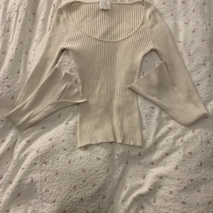 Fin ribbad tröja  - Super fin och mysig ribbad tröja. Köpt från hm men kommer inte till användning då det inte är min stil och passar inte på min kroppsform. Ärmarna är lite utdragna vilket inte är något man märker av när man bär tröjan. Figursydd. Svänger ut på armarna. (3)