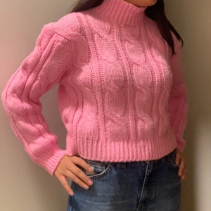 Stickad rosa cardigan - Storlek S. Säljer eftersom att färgen inte passar mig 😢💕 Den är varm och cozy! Köpt i Spanien 🇪🇸 