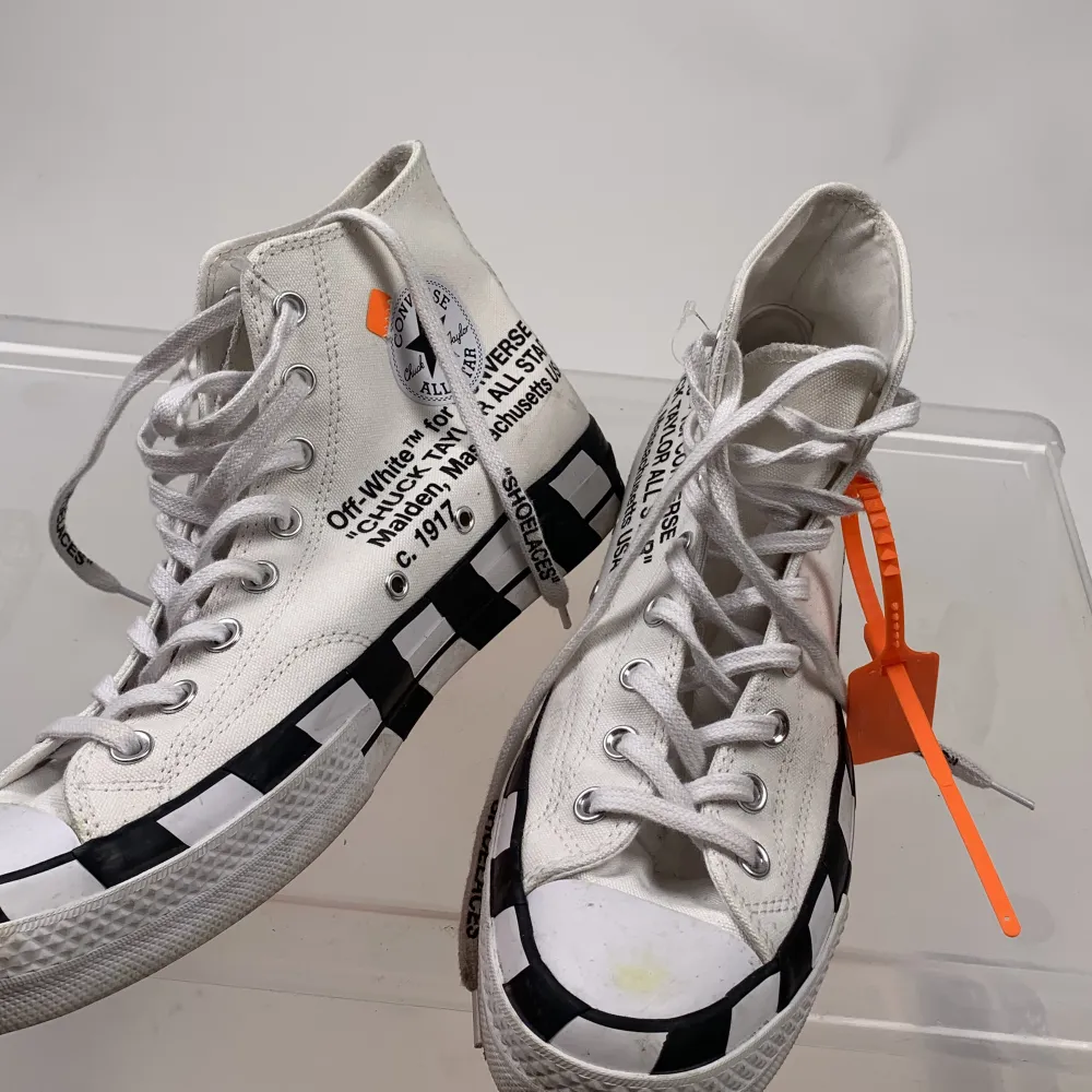 Knappt använda Converse x Off-White sneakers i storlek 44!. Skor.